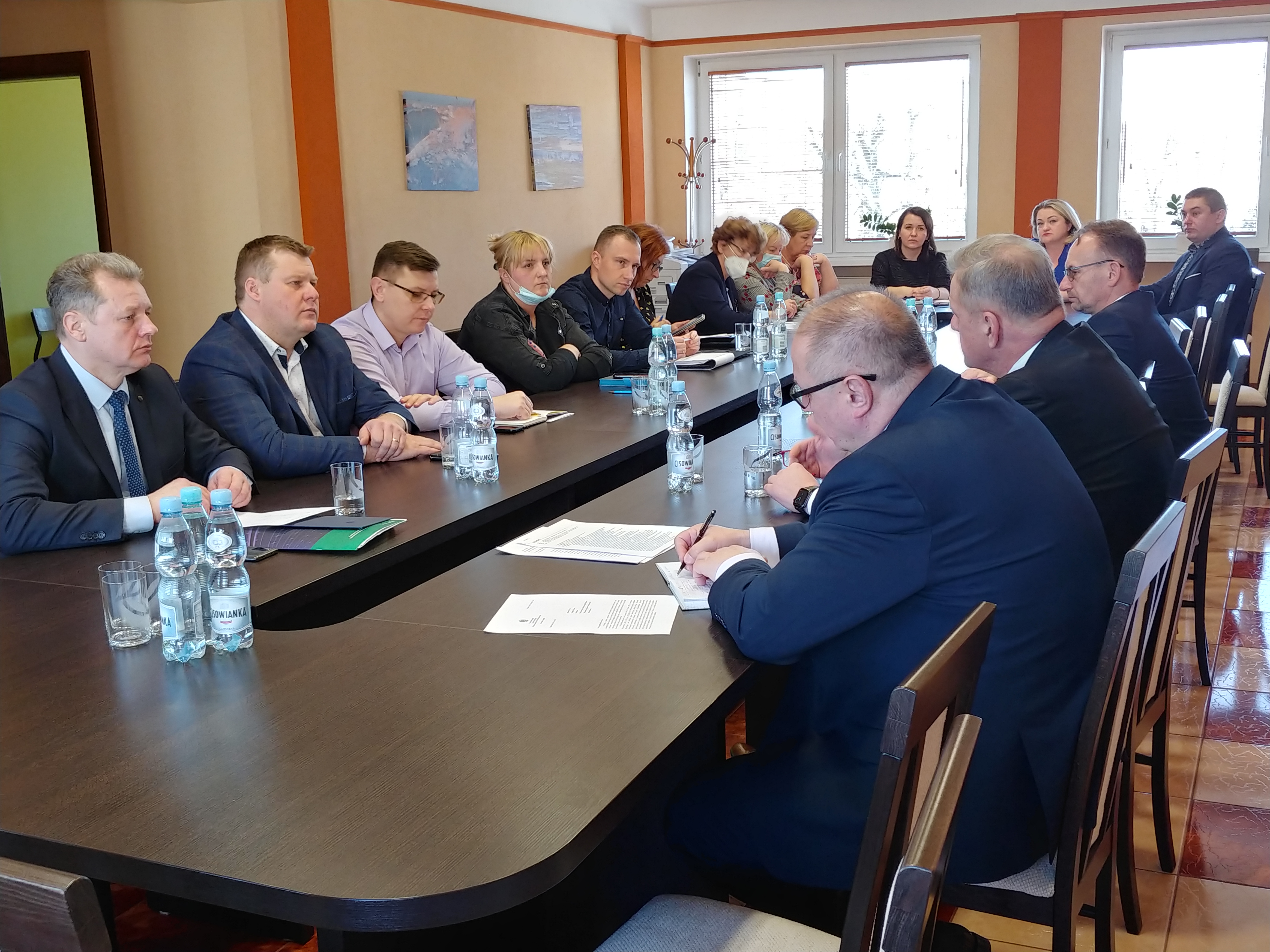 Reprezentanci urzędów z powiatu bielskiego siedzący przy stole