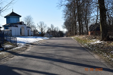droga asfaltowa w tle cerkiew