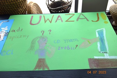 ręcznei malowany plakat przedstawiający dziewczynkę i wystającą z monitora rękę na zielonym tle
